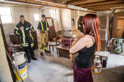 Esslingen: Katze zwischen zwei Hauswaenden eingeklemmt - Feuerwehr rettet sie